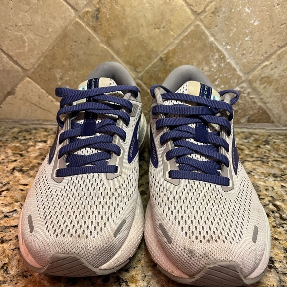 Women’s Brooks running shoes - Picture 4 of 6